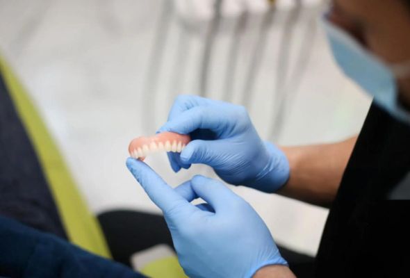 Implantat til tandproteser Streng kvalitetskontrol