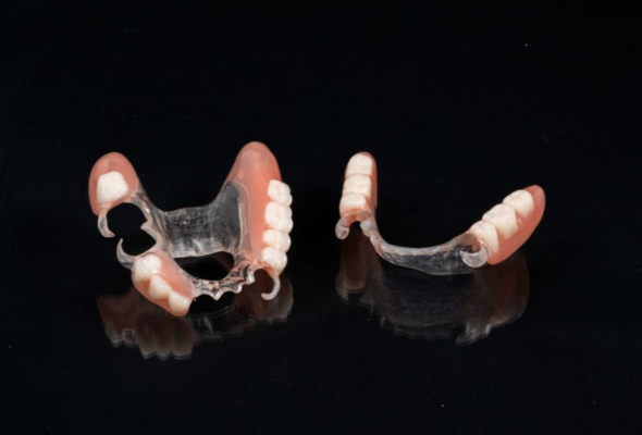 Protesi parziale in acrilico con ganci Valplast