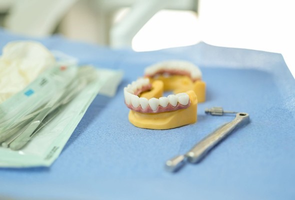 Unikke fordele ved implantater til øvre og nedre tandproteser