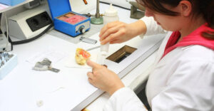 Externaliser les cas de laboratoire dentaire en Chine